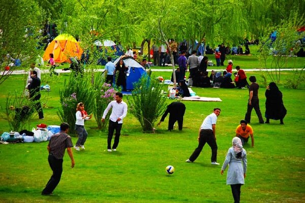 ইরানে প্রকৃতির মাঝে ‘সিজদা বেদার’ উৎসব উদযাপন